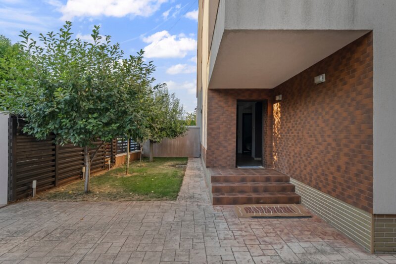 Salajan, vila superba cu 2 etaje, 7 camere, curte libera 232 mp,