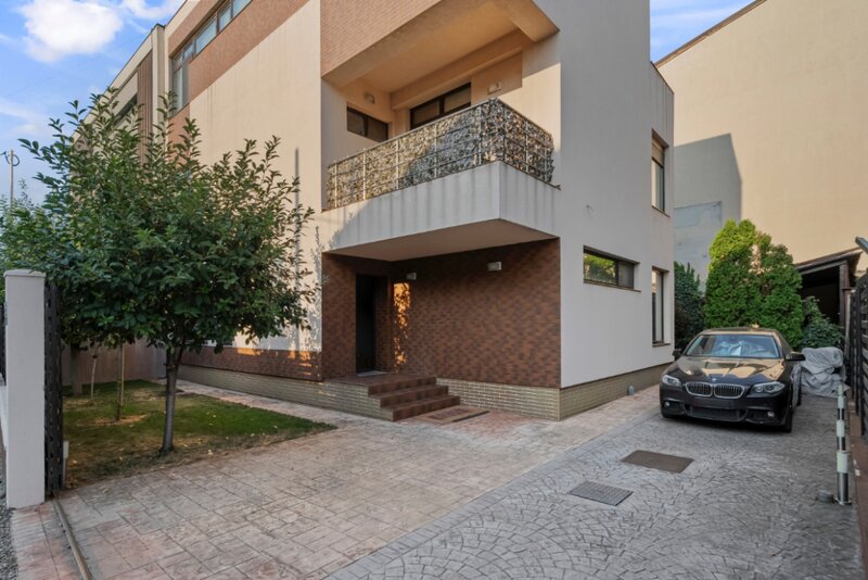 Salajan, vila superba cu 2 etaje, 7 camere, curte libera 232 mp,