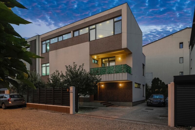 Salajan, vila superba cu 2 etaje, 7 camere, curte libera 232 mp,