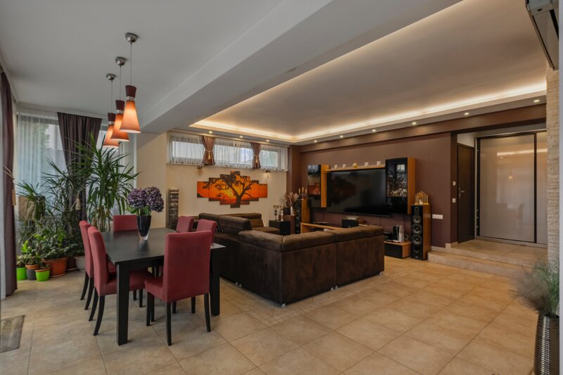 Salajan, vila superba cu 2 etaje, 7 camere, curte libera 232 mp,